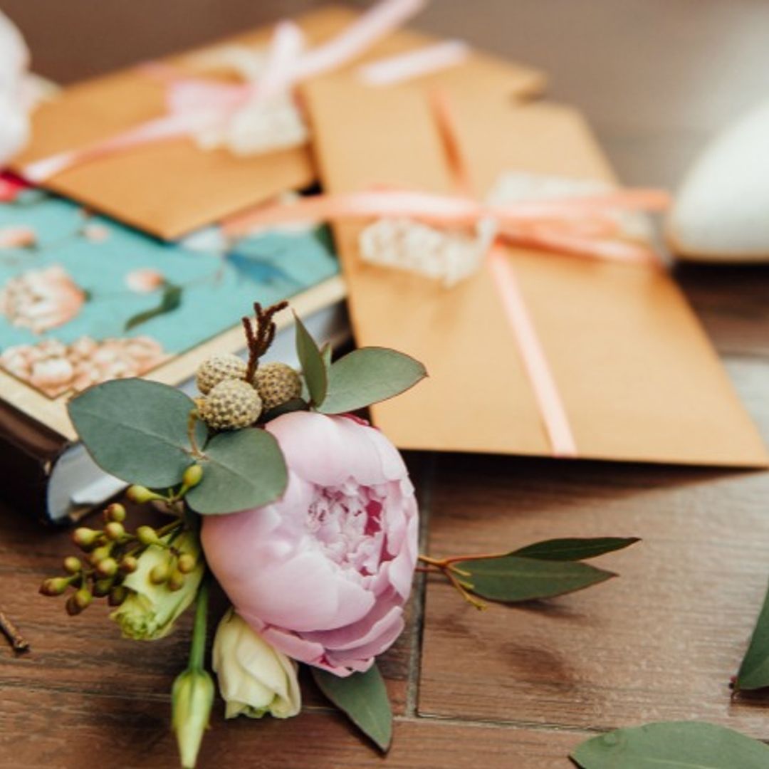 Escribir tus invitaciones de boda a mano y otros detalles de papelería nupcial