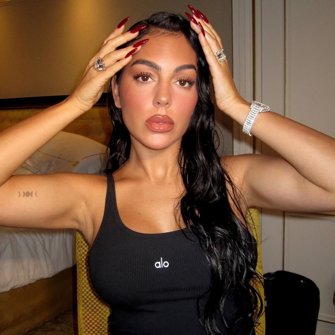 Georgina Rodríguez conquista la playa con un bikini rojo que roba miradas