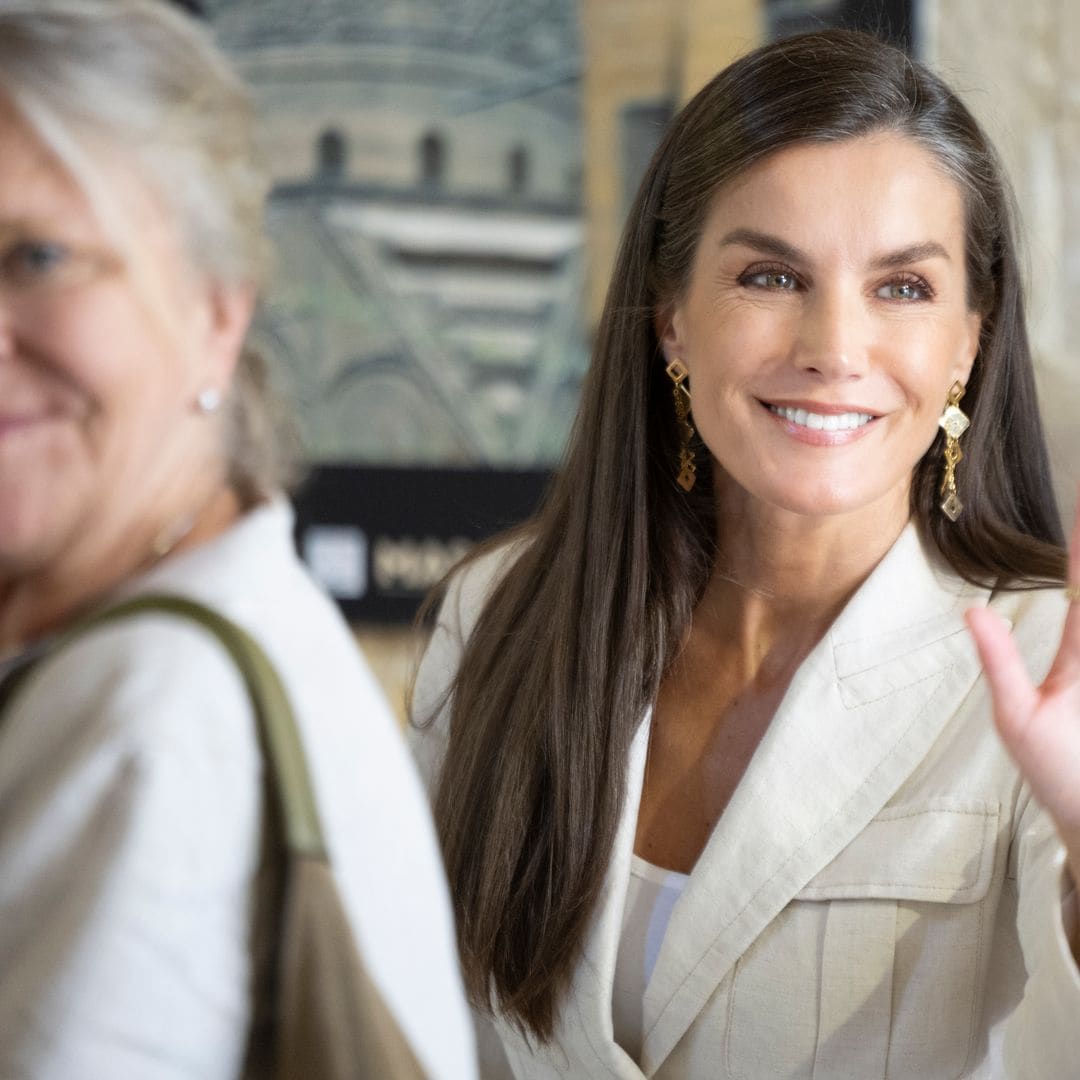 La reina Letizia cambia de estilo y sustituye los vestidos de invitada por una chaqueta egipcia