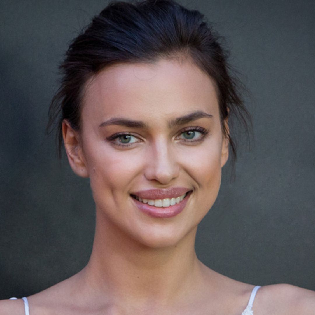 Vestida de blanco y sin dejar de sonreír... ¿Qué dice Irina Shayk sobre los rumores de boda con Bradley Cooper?
