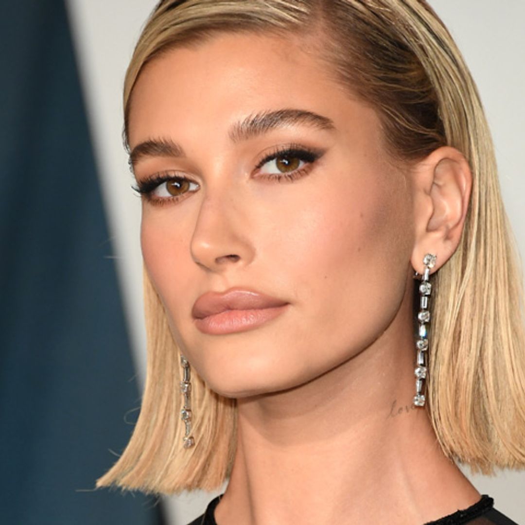 Hailey Baldwin y la poderosa historia del perfume rojo que está salvando vidas