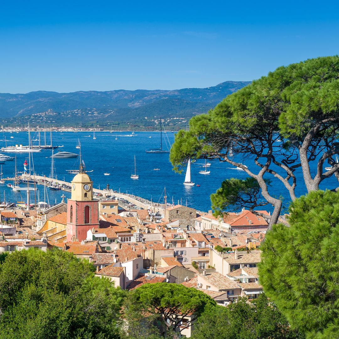 Panorámica de la localidad costera de Saint-Tropez, en plena Costa Azul