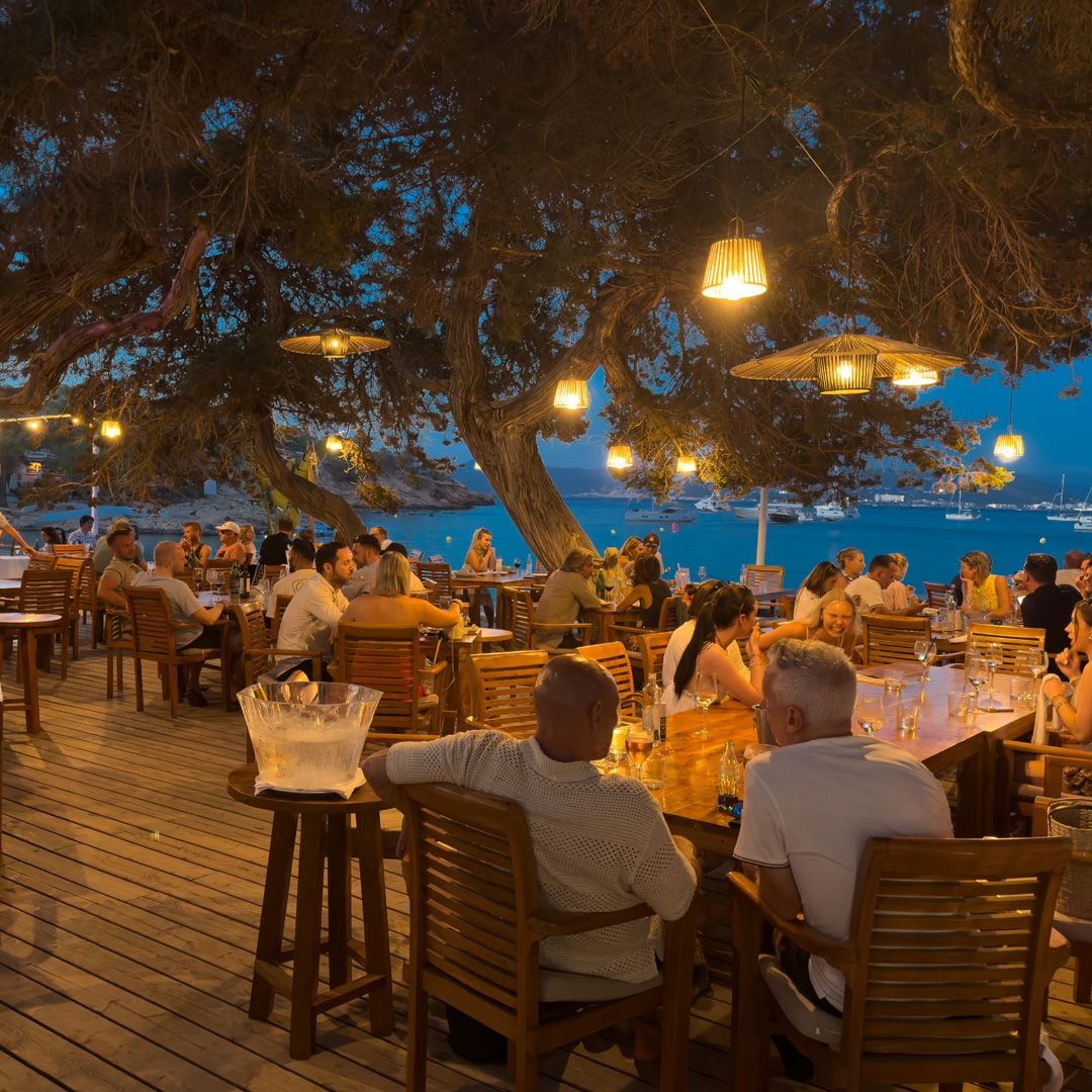 Cala Bassa Beach Club [CBbC], en una de las playas más hermosas de la isla de Ibiza