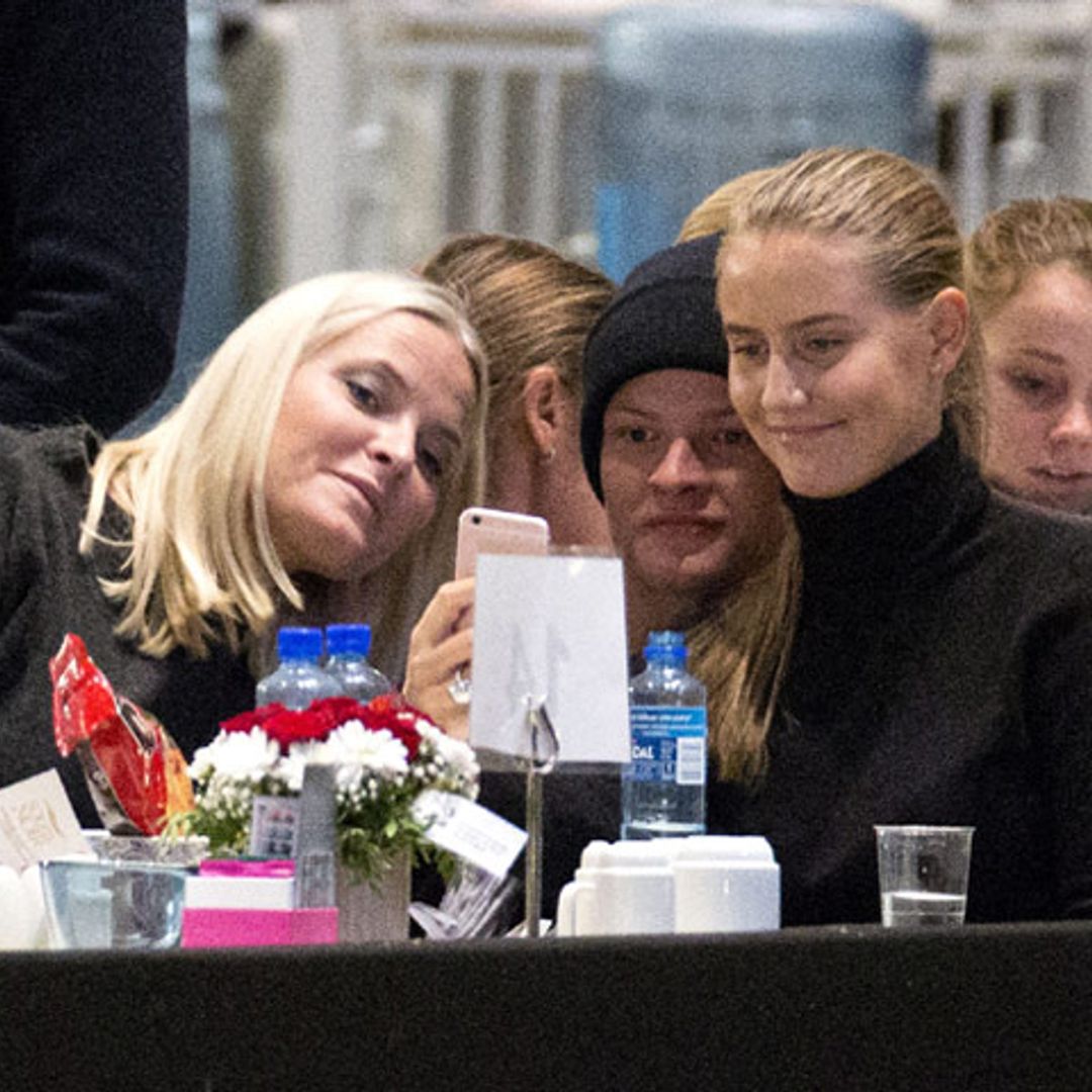 Marius Borg Hiby presenta a su novia, Linn Helena Nilsen, en el Show del Caballo de Oslo
