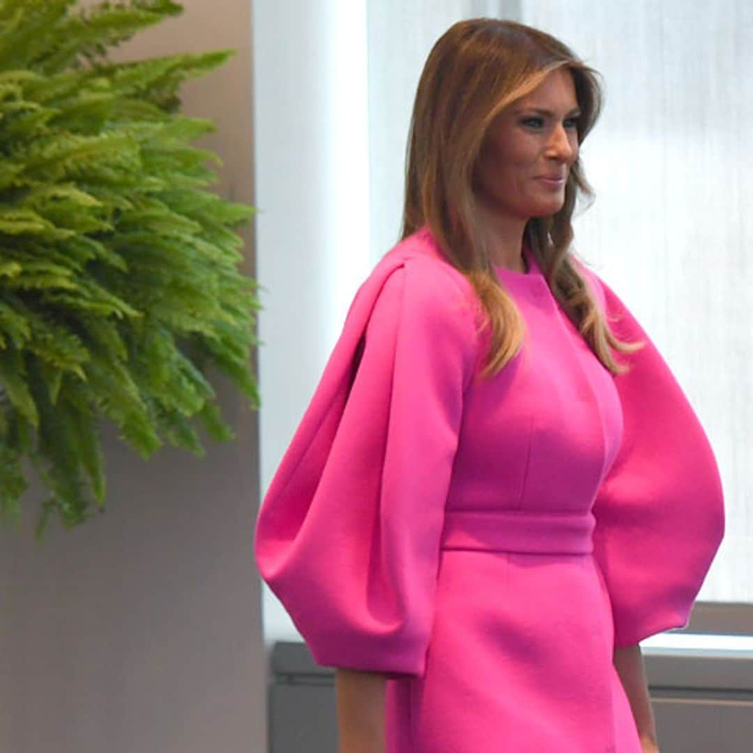 La polémica sobre el abrigo fucsia de Melania Trump que no se entendió en las redes sociales