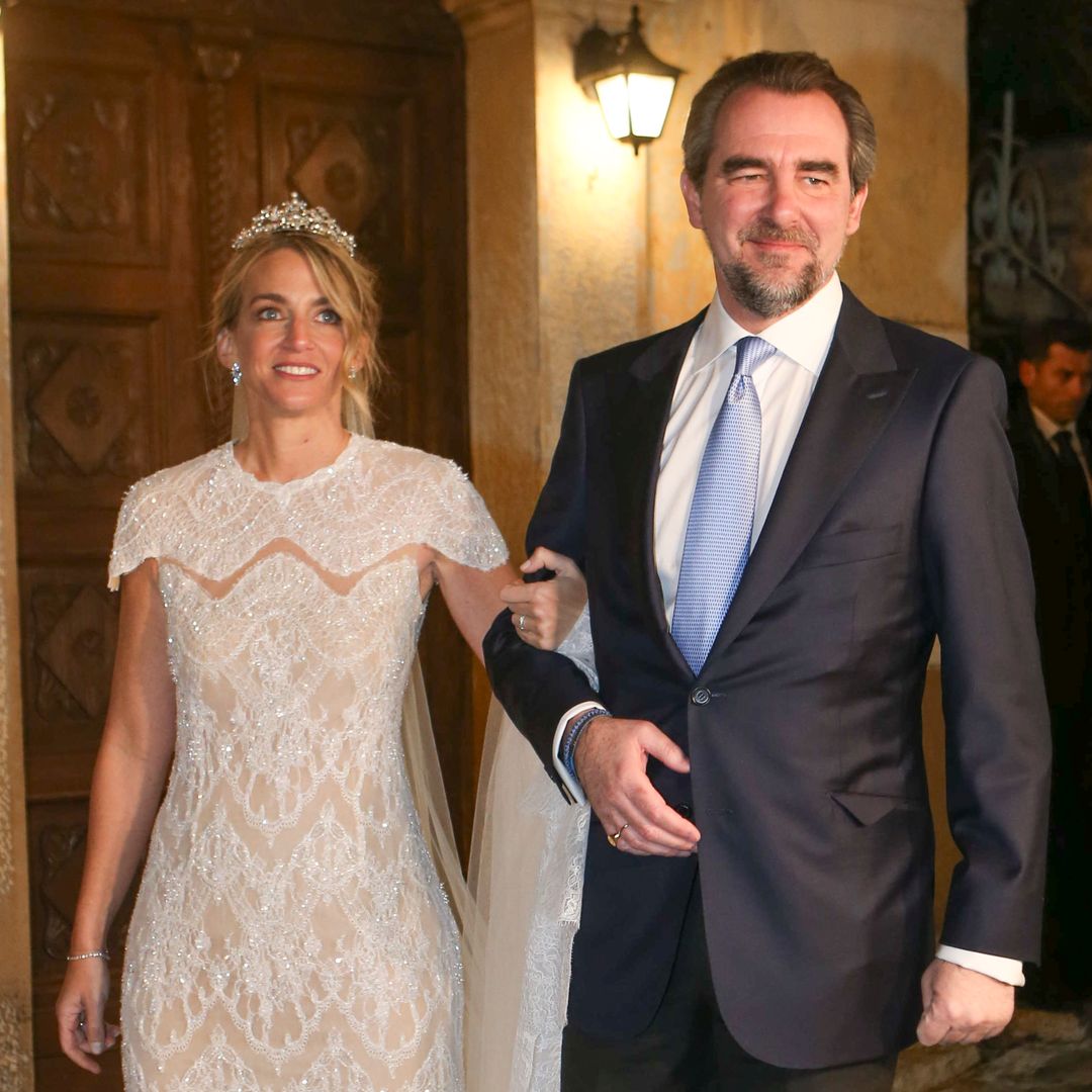 En vídeo, así fue la íntima boda del príncipe Nicolás de Grecia y Chrysi Vardinogiannis: de los invitados reales a la tiara de la novia
