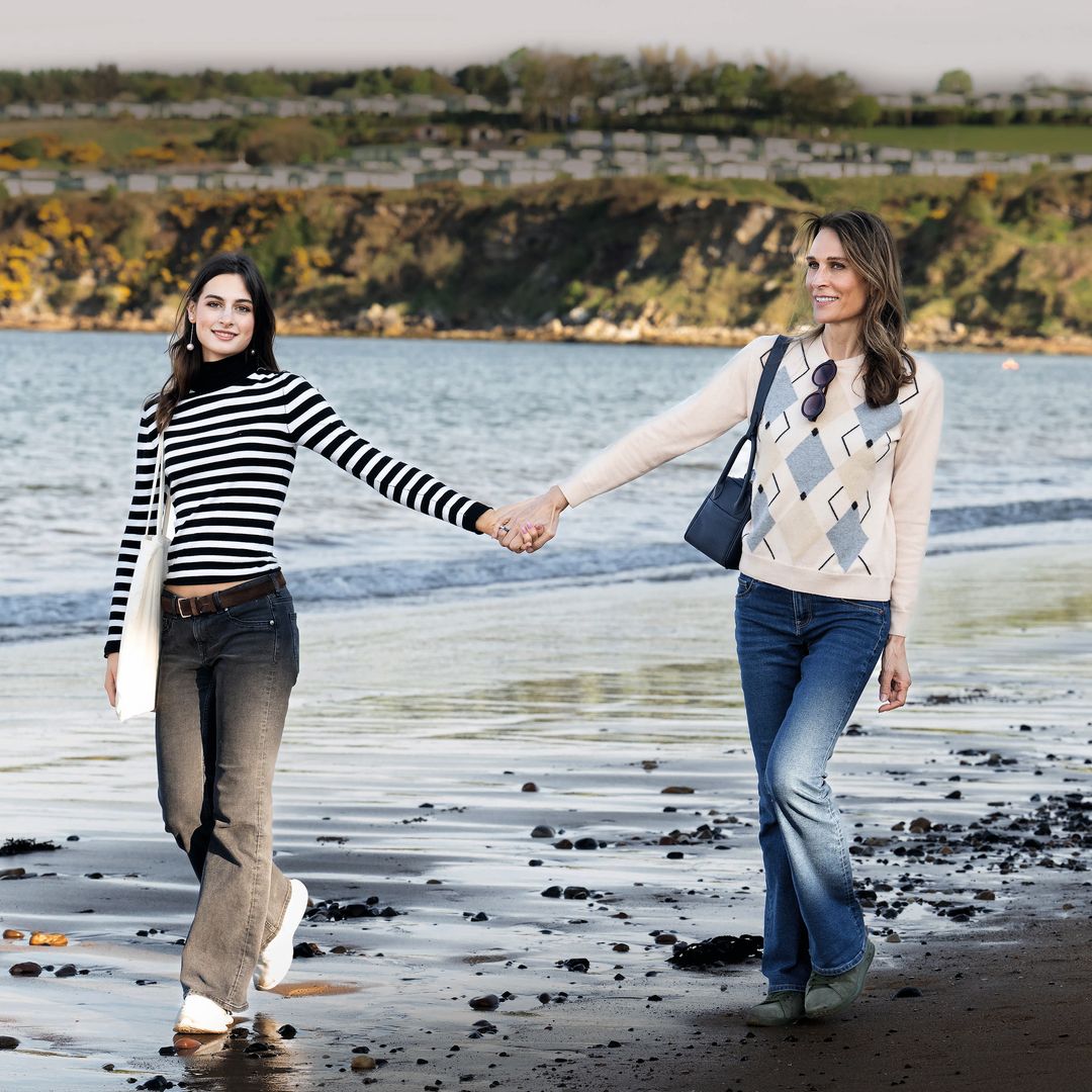 Eulalia de Orléans-Borbón caminando por la playa con su madre