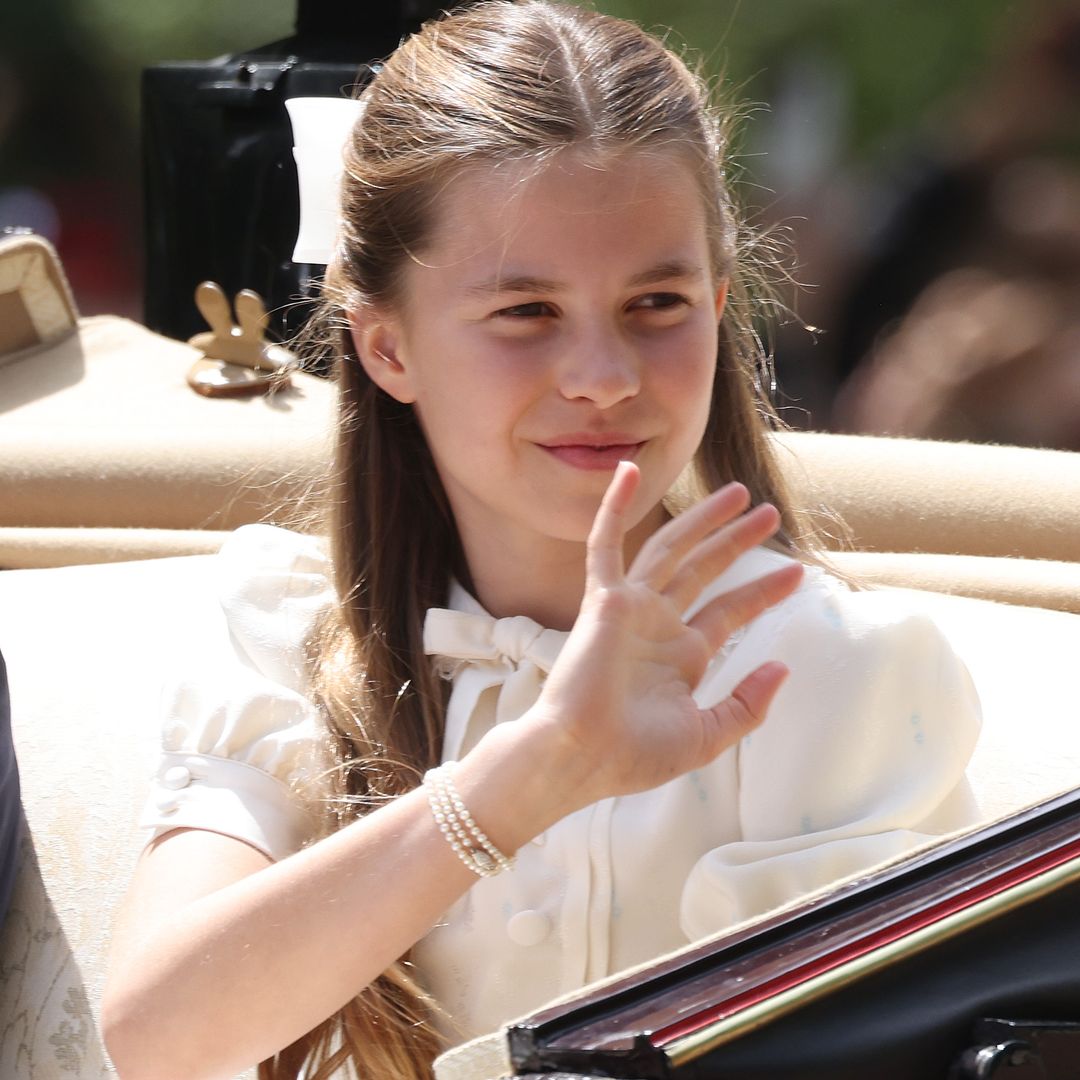 La princesa Charlotte, moderna y muy alta, triunfa con vaqueros acampanados y zapatillas de moda