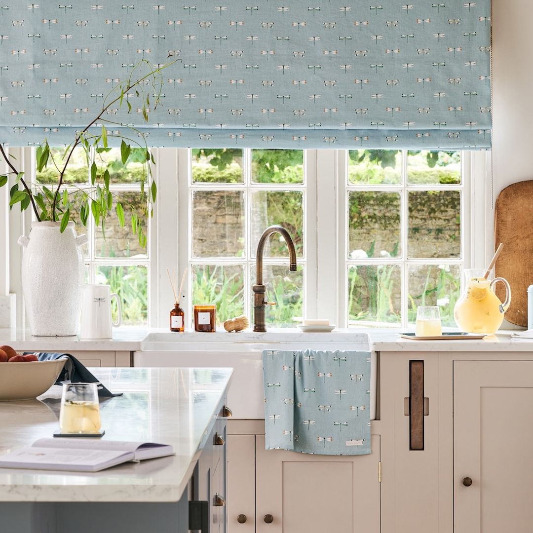 Madera, mármol y azulejos con textura: así es la tendencia campestre que transforma la cocina sin parecer rural