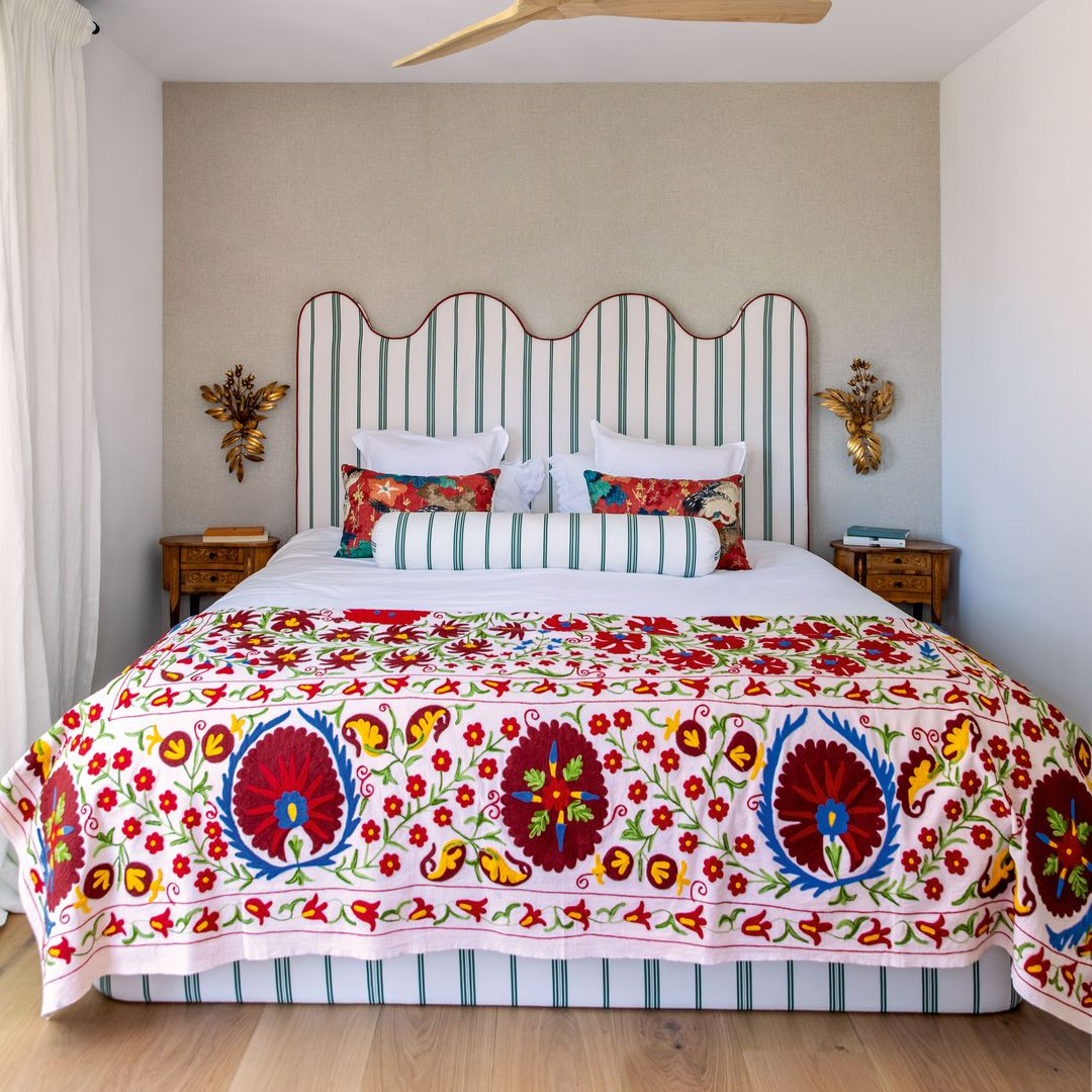 El dormitorio, donde se encuentra el cabecero Lucy Florencia, diseñado por Pilsferrer para la casa de Lucía y bautizado así en su honor. 