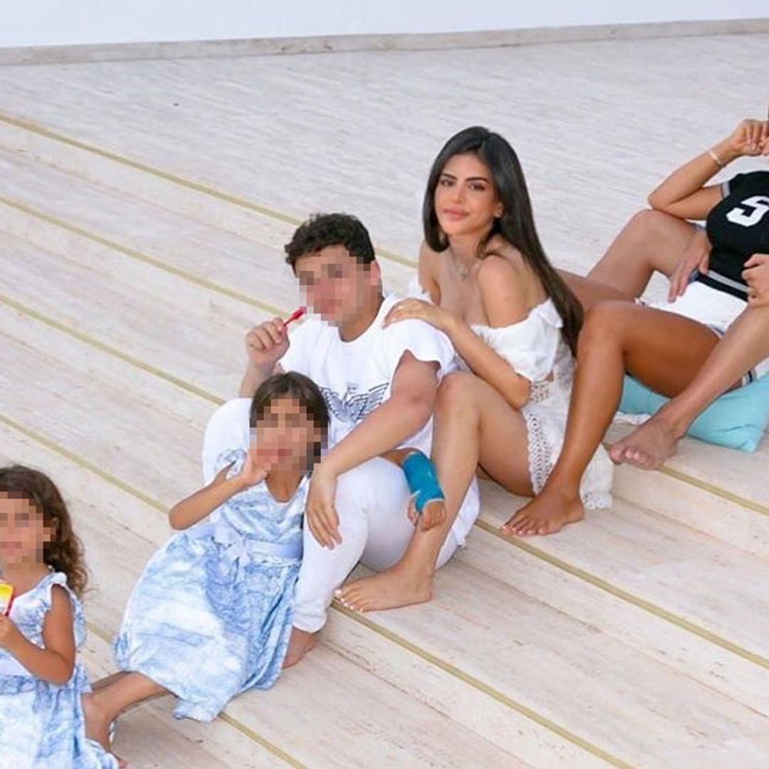 Daniella Semaan y Cesc Fábregas, vacaciones familiares a orillas del Mediterráneo