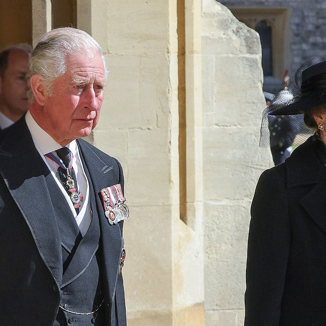 El rey Carlos y la princesa Ana, los únicos miembros de la familia real que acompañaron a la Reina en sus últimas horas