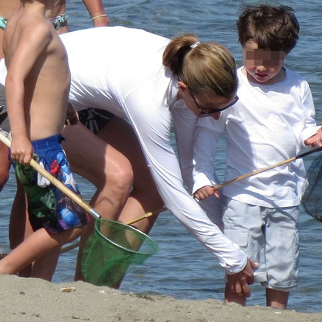 Hugh Grant, de vacaciones en Marbella con su novia y sus hijos