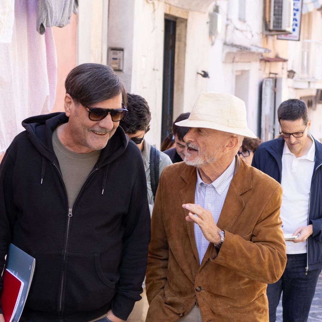 Arturo Pérez-Reverte recorriendo las calles de Prócida, Italia