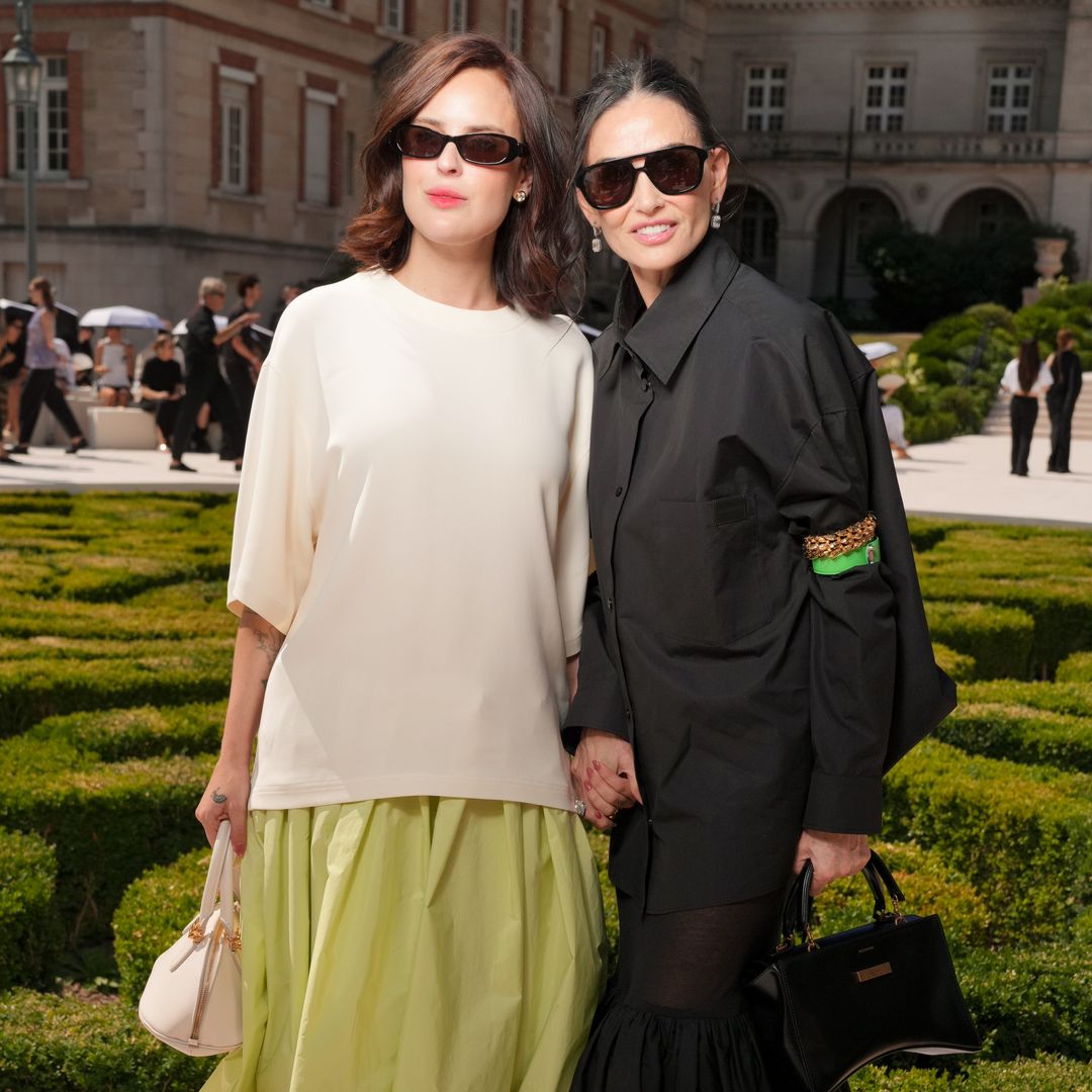 Demi Moore y su hija Tallulah Willis arrasan con sus looks 'oversize' y se unen a las invitadas más innovadoras de la Alta Costura de París