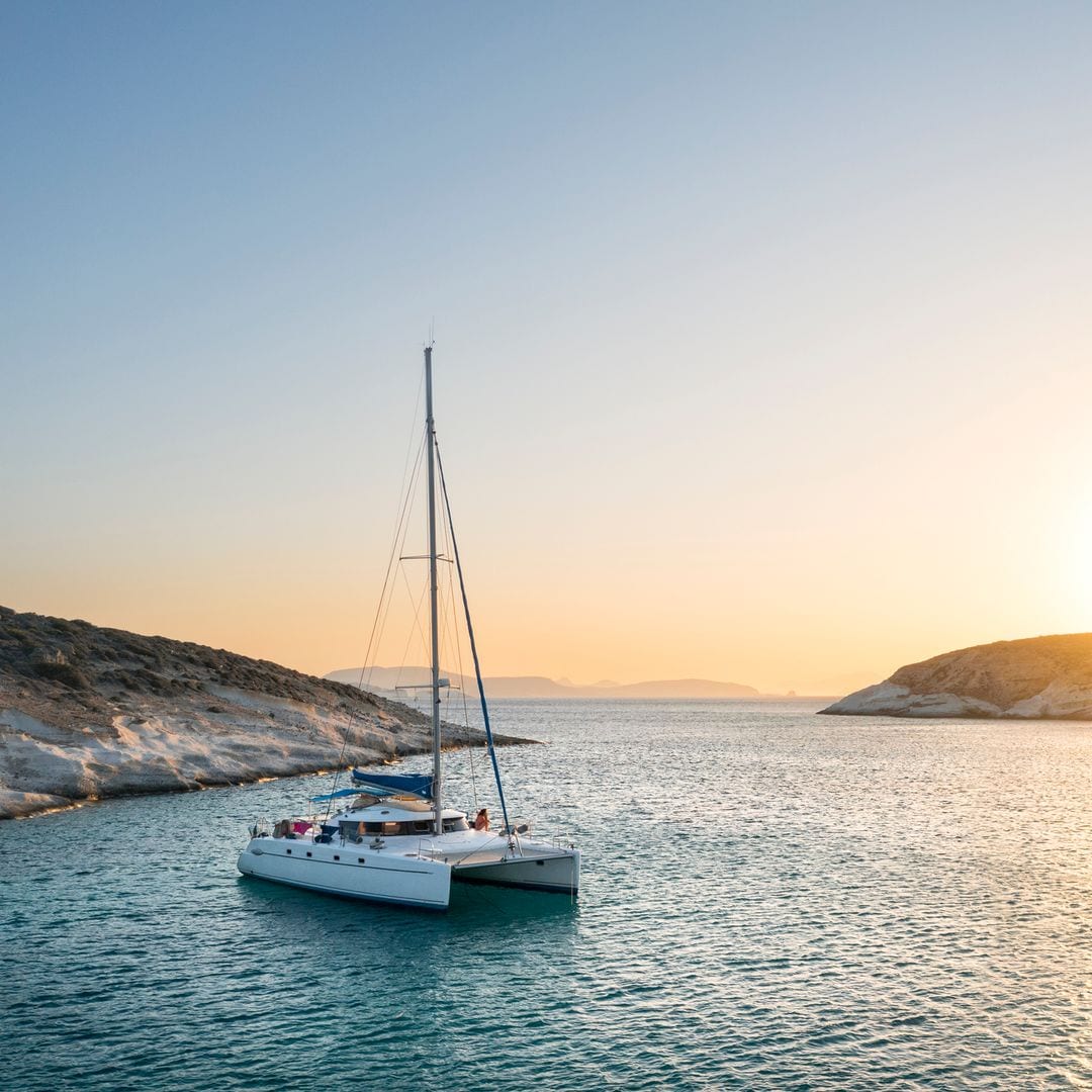 Atardecer en la bahía Ano Myrsini, en la isla Poliegos, Cícladas, Grecia