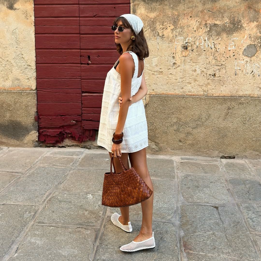 Look con vestido corto blanco