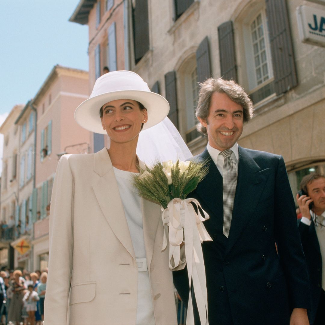 Una novia con minivestido firmado por Yves Saint Laurent y con Carolina de Mónaco como invitada: así fue la boda de Inès de la Fressange