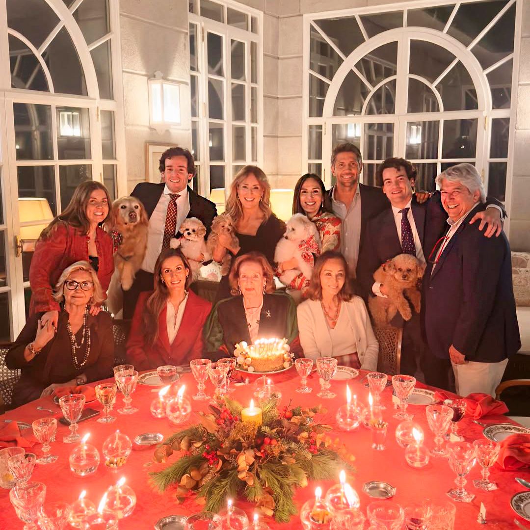 El posado familiar de Tamara Falcó junto a Isabel Preysler, Iñigo Onieva, Ana Boyer y Fernando Verdasco (y no son los únicos)