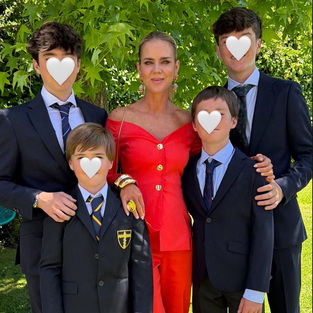 Amelia Bono sorprende con su particular 'modern family': su exmarido y su novio, juntos en la Comunión de su hijo pequeño