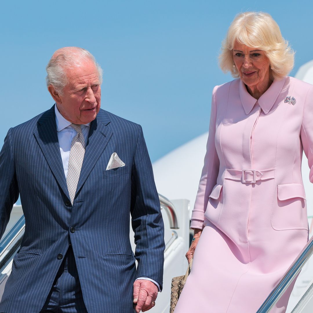 Camilla rinde homenaje a Isabel II con un broche histórico en su llegada a Estados Unidos junto a Carlos III