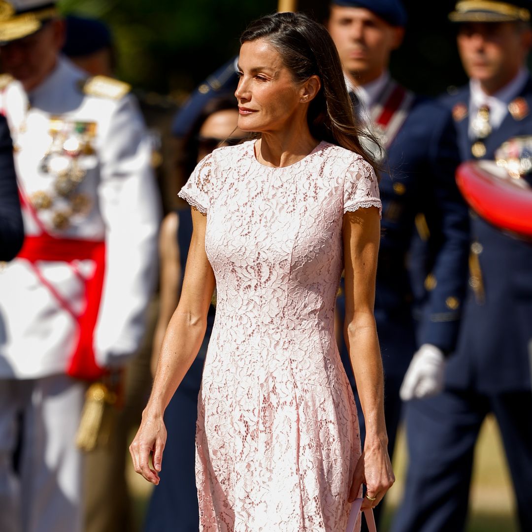 La reina Letizia deslumbra con un vestido de encaje perfecto para la ola de calor