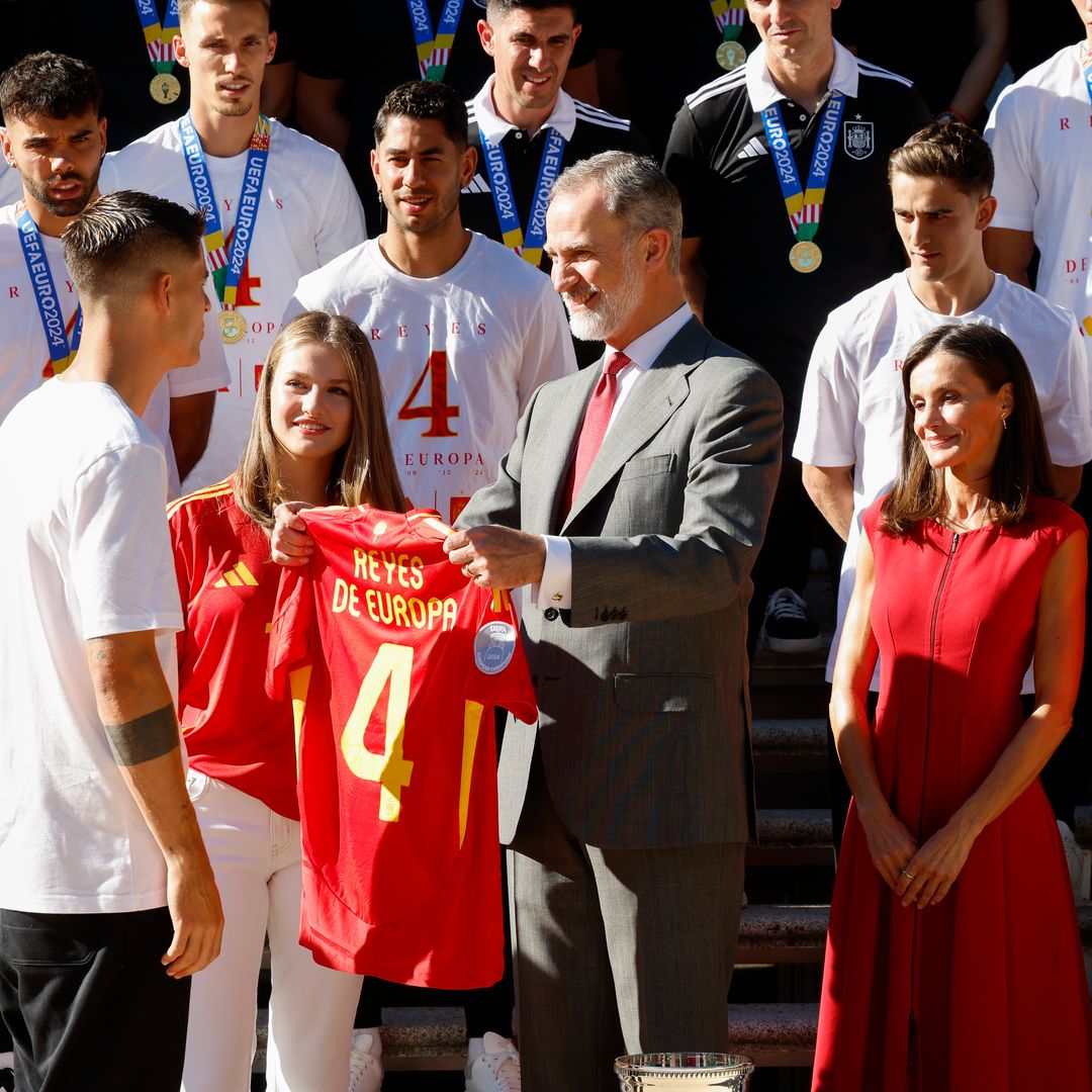 Leonor y Sofía sorprenden recibiendo a la Selección con los Reyes ¡como dos auténticas fans!
