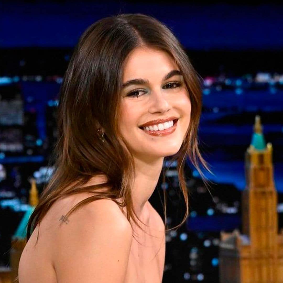 Del plató de televisión al andén del metro: el triple look de Kaia Gerber en la Gran Manzana