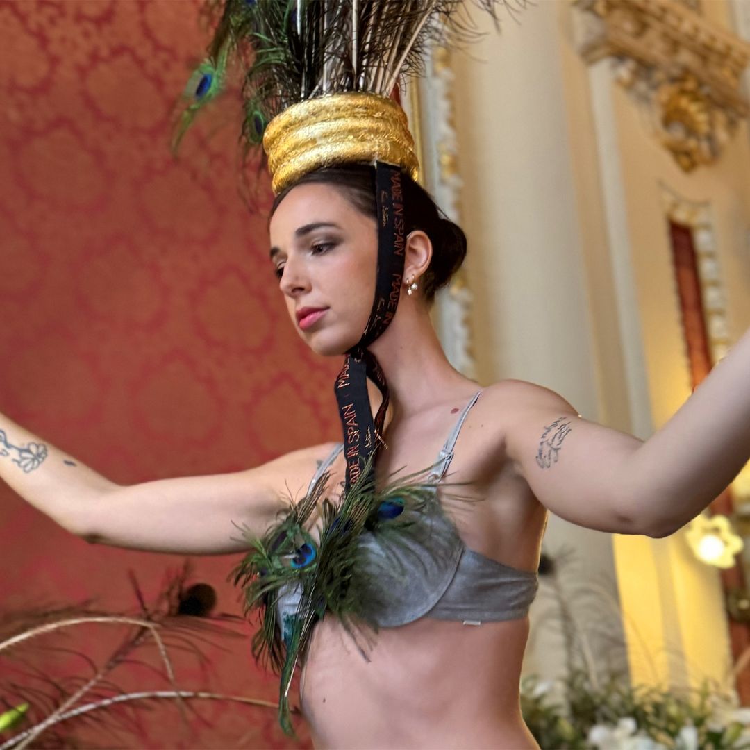 El provocador y extravagante desfile de Palito Dominguín, con plumas y a horcajadas, bajo la atenta mirada de su madre