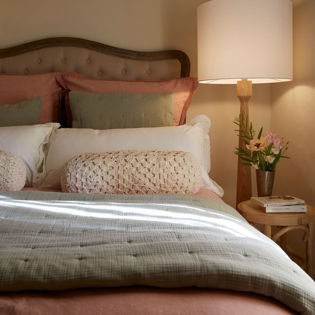 Cama con cojín de ganchillo