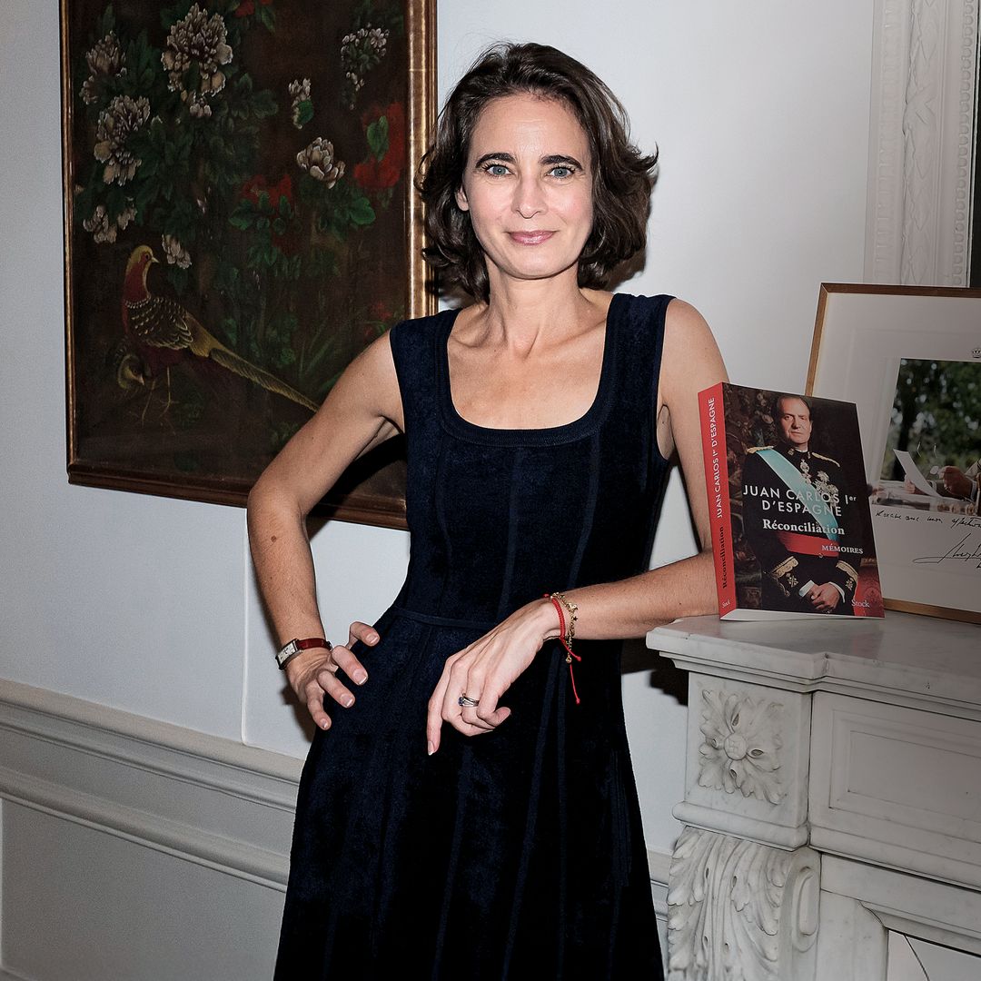 EXCLUSIVA: Entramos en la fiesta parisina de Laurence Debray, en su casa y con su familia, para presentar las memorias del rey Juan Carlos