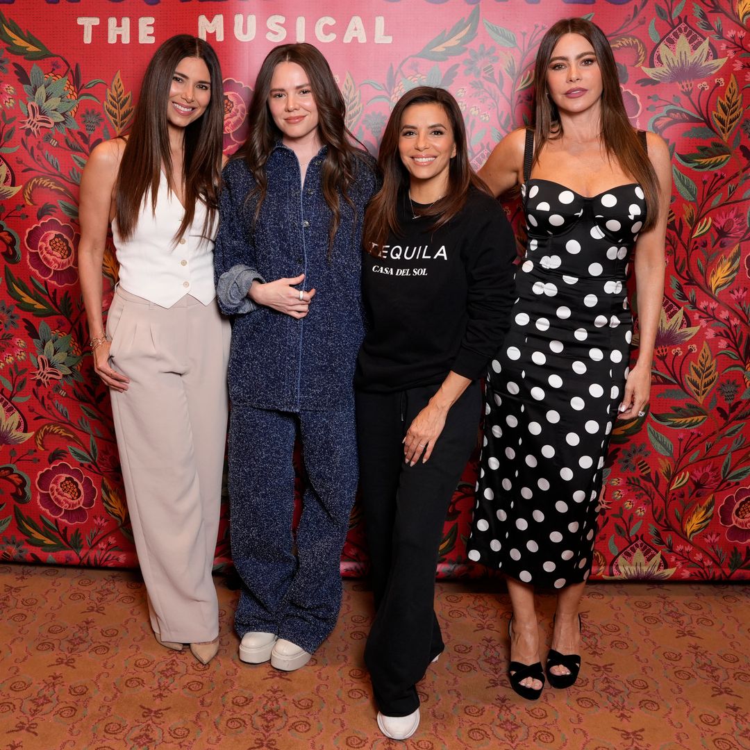 De izquierda de derecha, Roselyn Sánchez, Joy Huerta, Eva Longoria y Sofía Vergara en 'Real Women Have Curves', en Broadway, en el James Earl Jones Theater