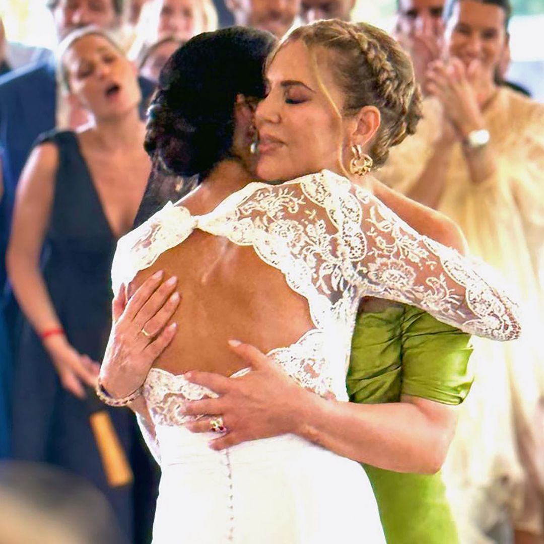 Ingrid Sanz abraza emocionada a su
madre durante un baile familiar