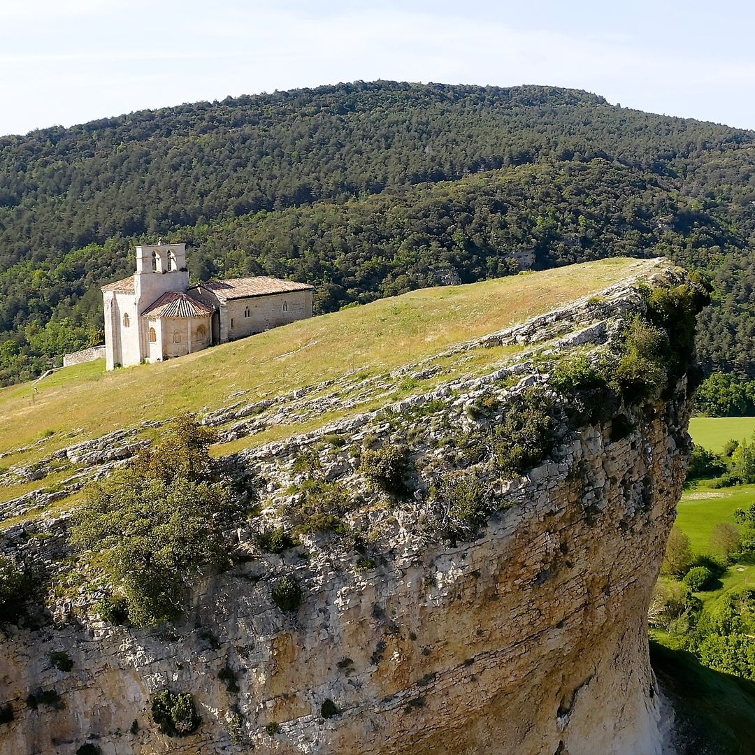 San Pantaleón de Losa, la ermita medieval que corona una peña que parece un barco y merece un viaje a Burgos