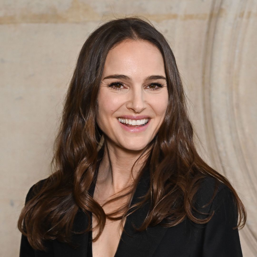 Natalie Portman reaparece radiante con su bebé tras dar a luz a sus 45 años