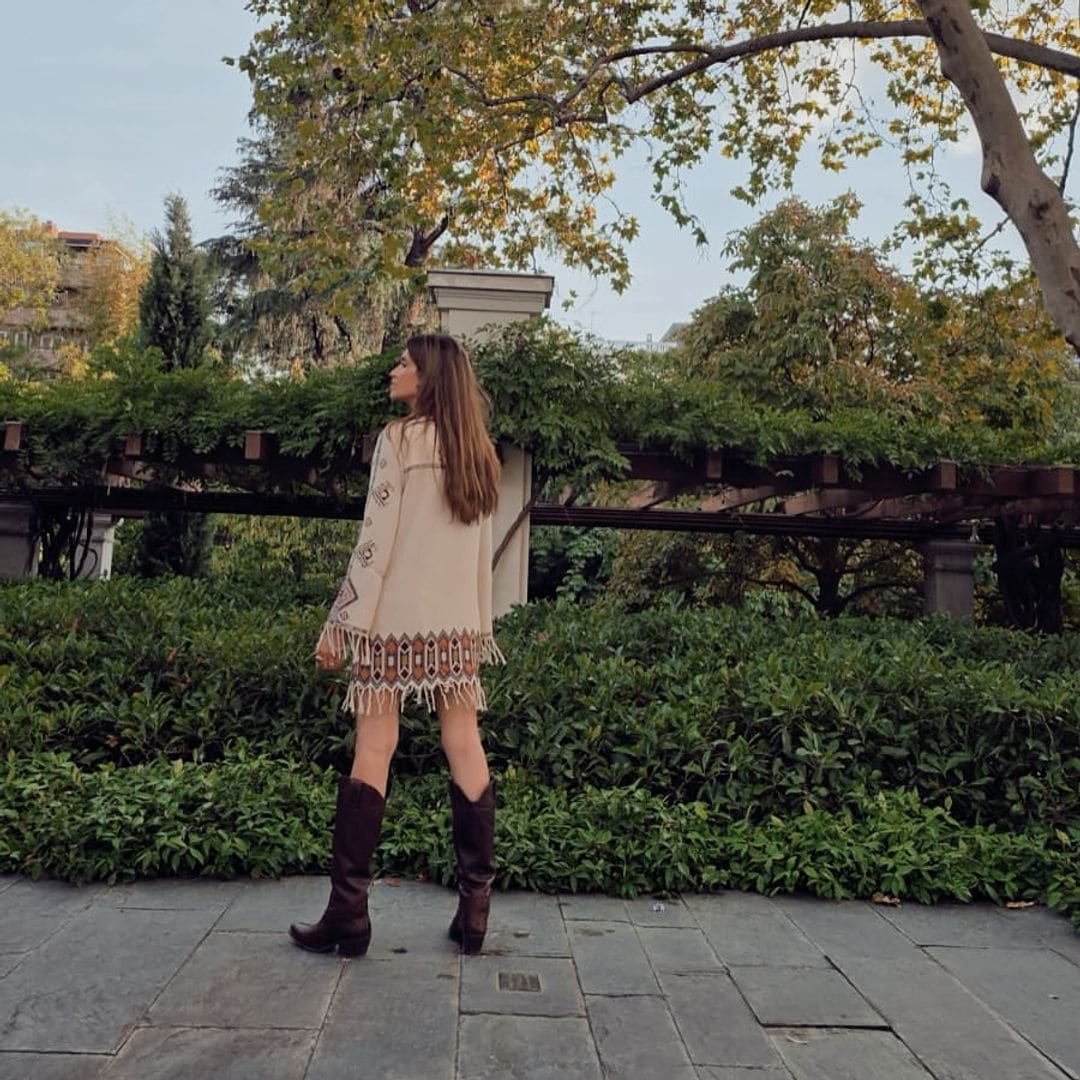 Sara Carbonero con vestido estampado y botas