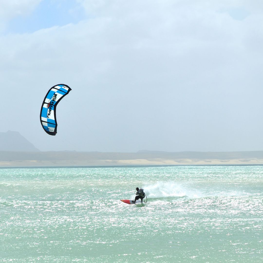 Kite surfer, en la isla de Boa Vista Island, Cabo Verde