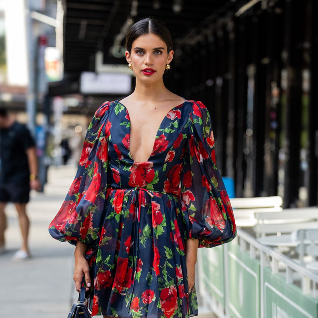 Flores, flecos, botas altas... todas las tendencias de otoño vistas entre las invitadas a New York Fashion Week