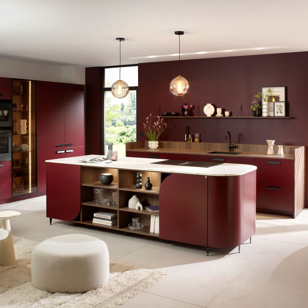Adiós al blanco: el color se convierte en la nueva tendencia de la cocina moderna