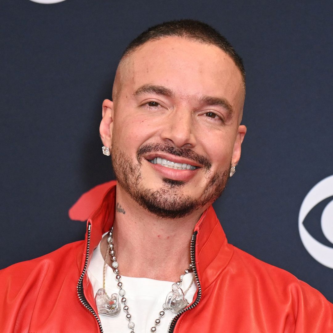 J Balvin sorprende con una chamarra de diseñador mexicano en el concierto de Bad Bunny