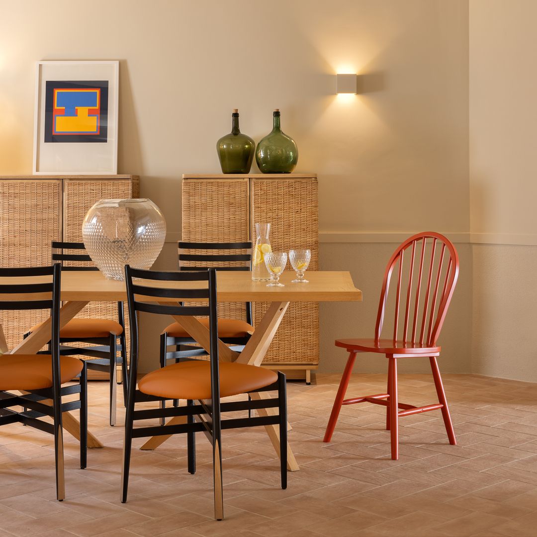 El truco de los interioristas para un comedor único: mezclar sillas con personalidad y armonía