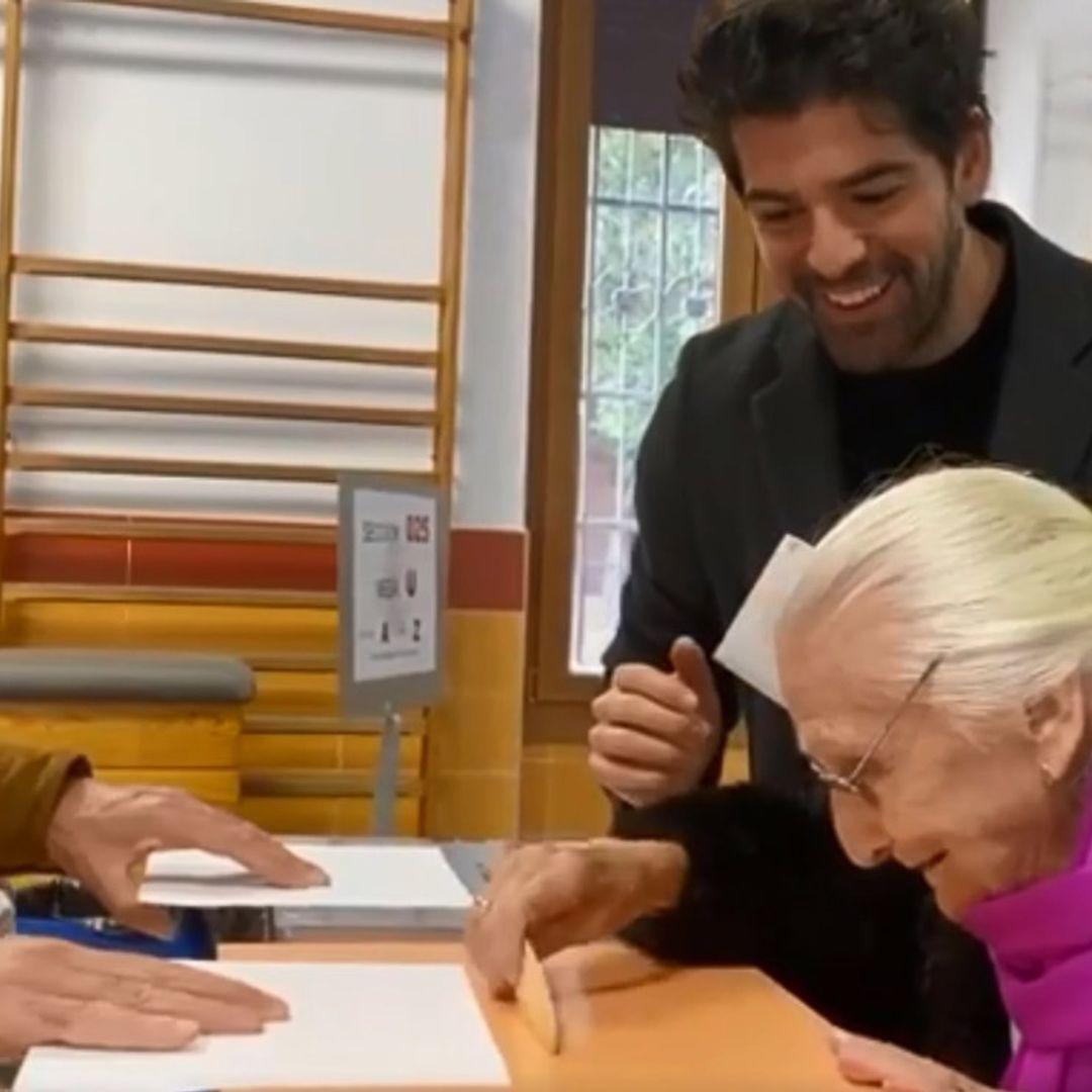 Miguel Ángel Muñoz acompaña a su Tata de 95 años a votar