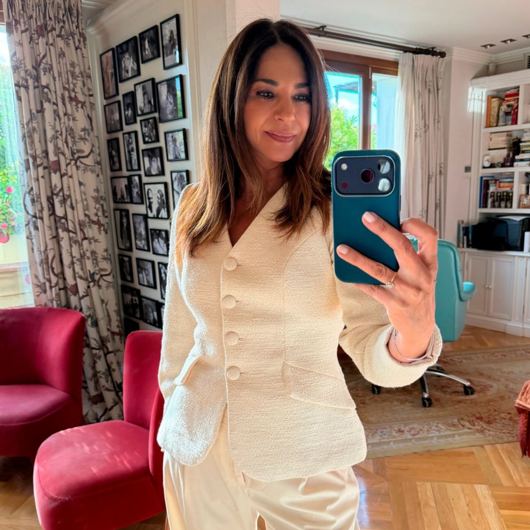 Mariló Montero, radiante en su nueva etapa como abuela, apuesta por el traje blanco de firma española que las invitadas de primavera querrán copiar