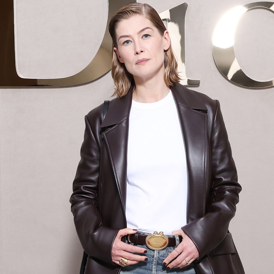 Rosamund Pike en el desfile de Dior octubre 2025