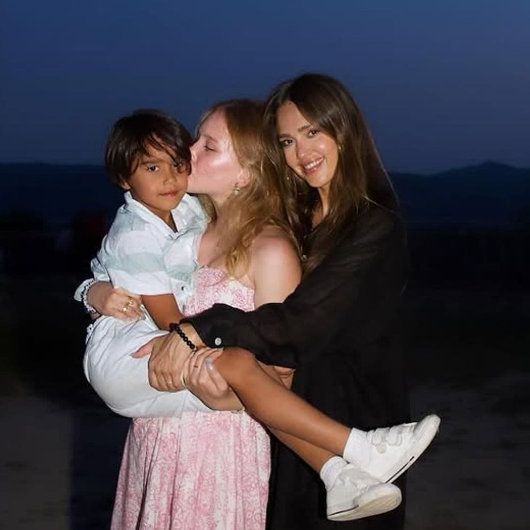 Jessica Alba disfruta de unas vacaciones junto a sus hijos y presume su figura en bikini