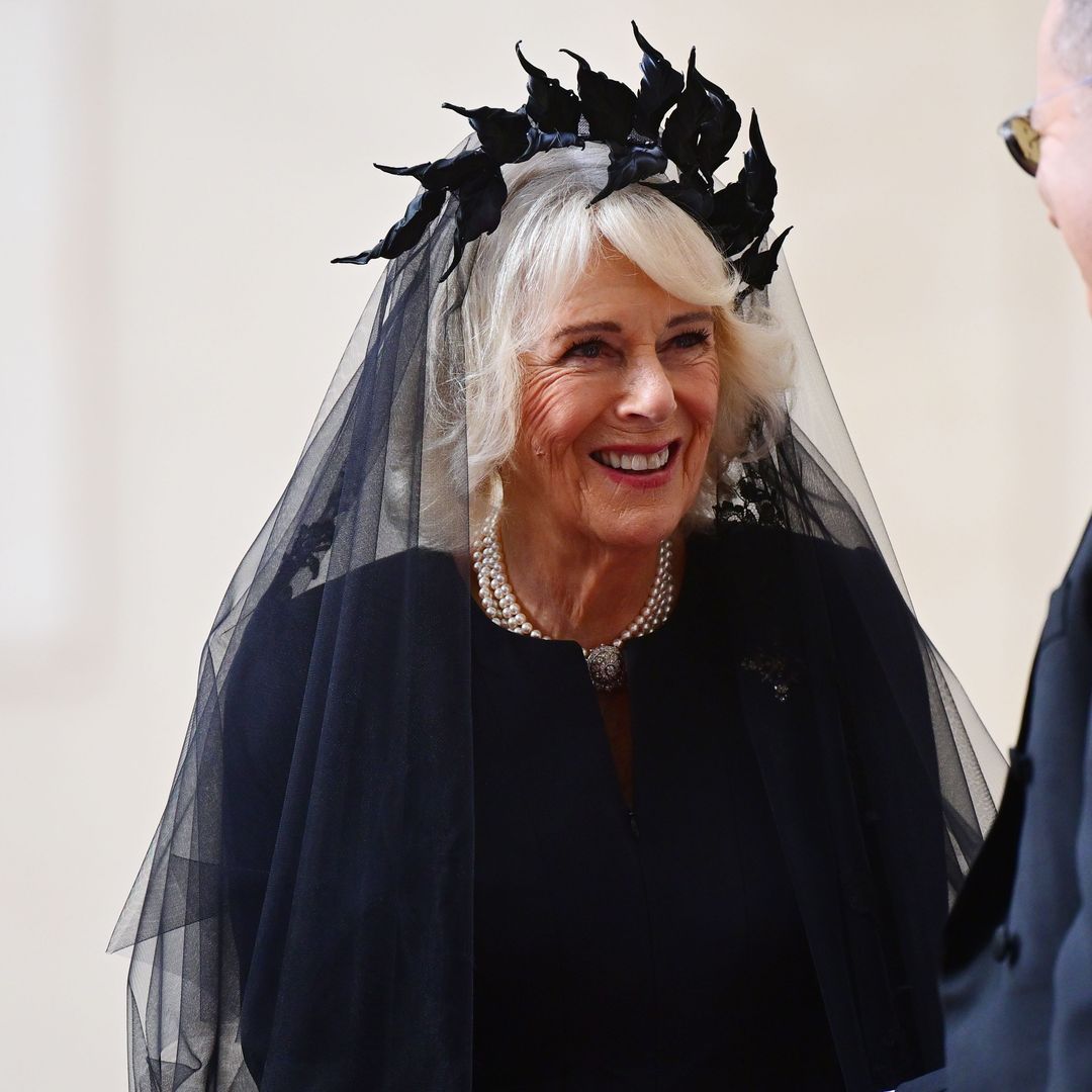 El tocado de la reina Camila ante el papa del que todo el mundo habla: una corona con hojas negras y velo largo