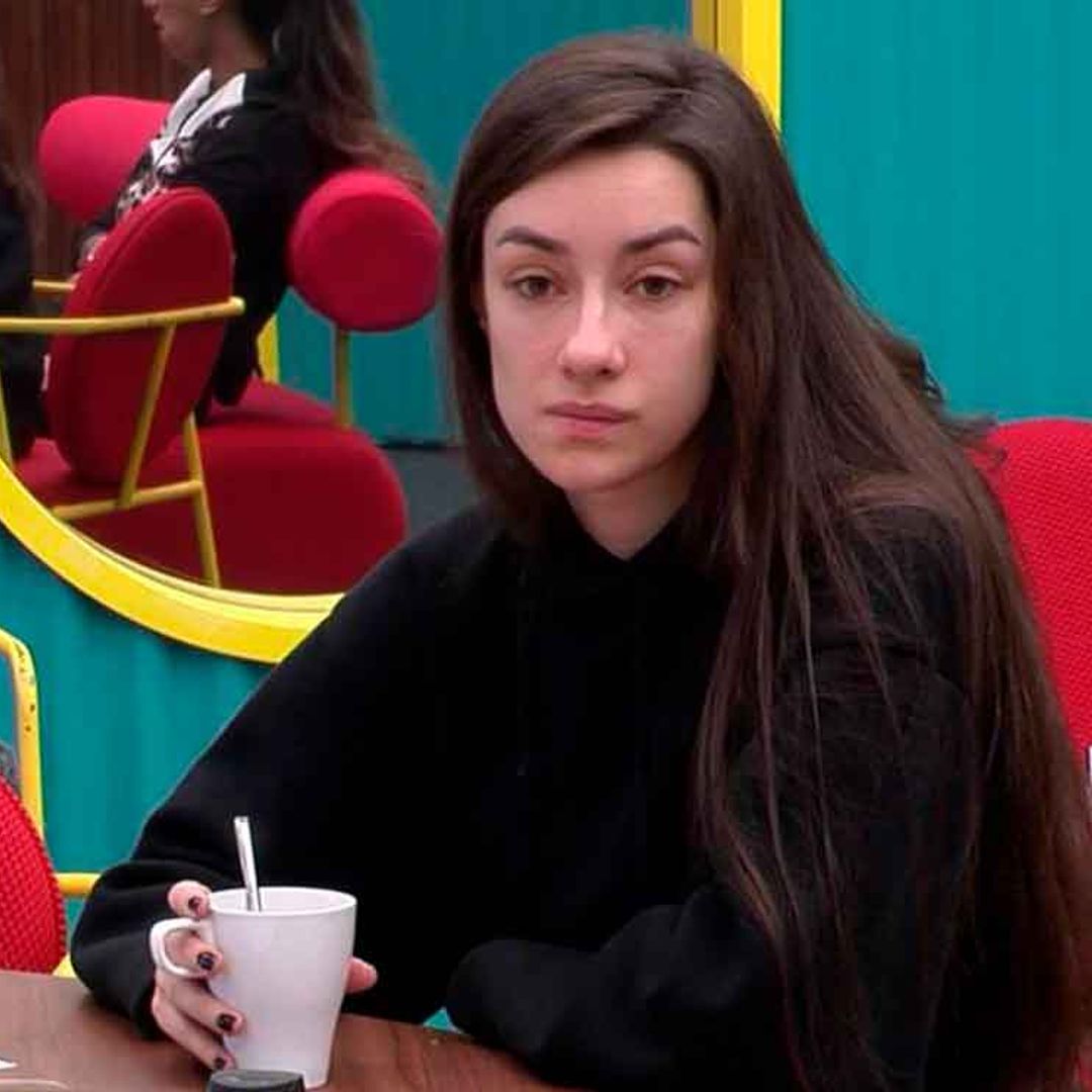 Adara comienza a desconfiar del apoyo de su marido, Hugo Sierra