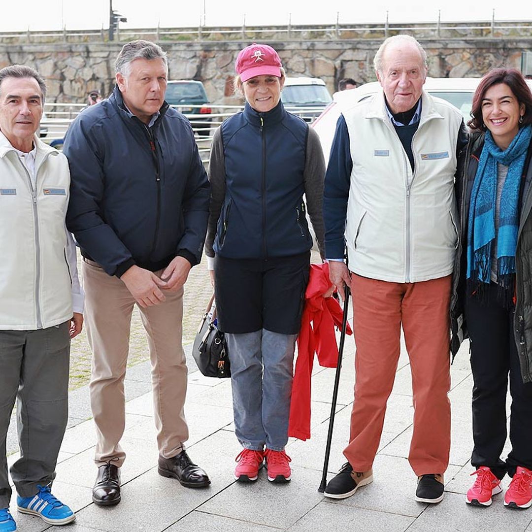 El rey Juan Carlos anima a su hija, la infanta Elena, en las regatas de Sanxenxo
