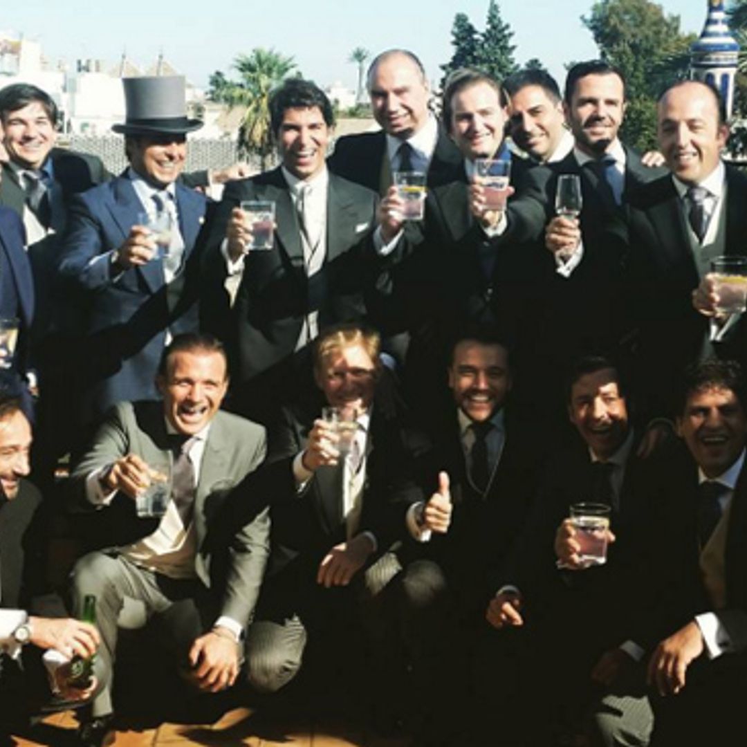 El novio brinda con sus invitados minutos antes de la boda