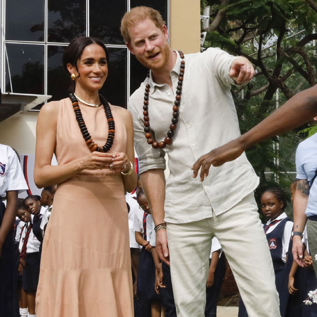 El mensaje que Meghan Markle podría haber mandado a la Familia Real con su vestido en Nigeria